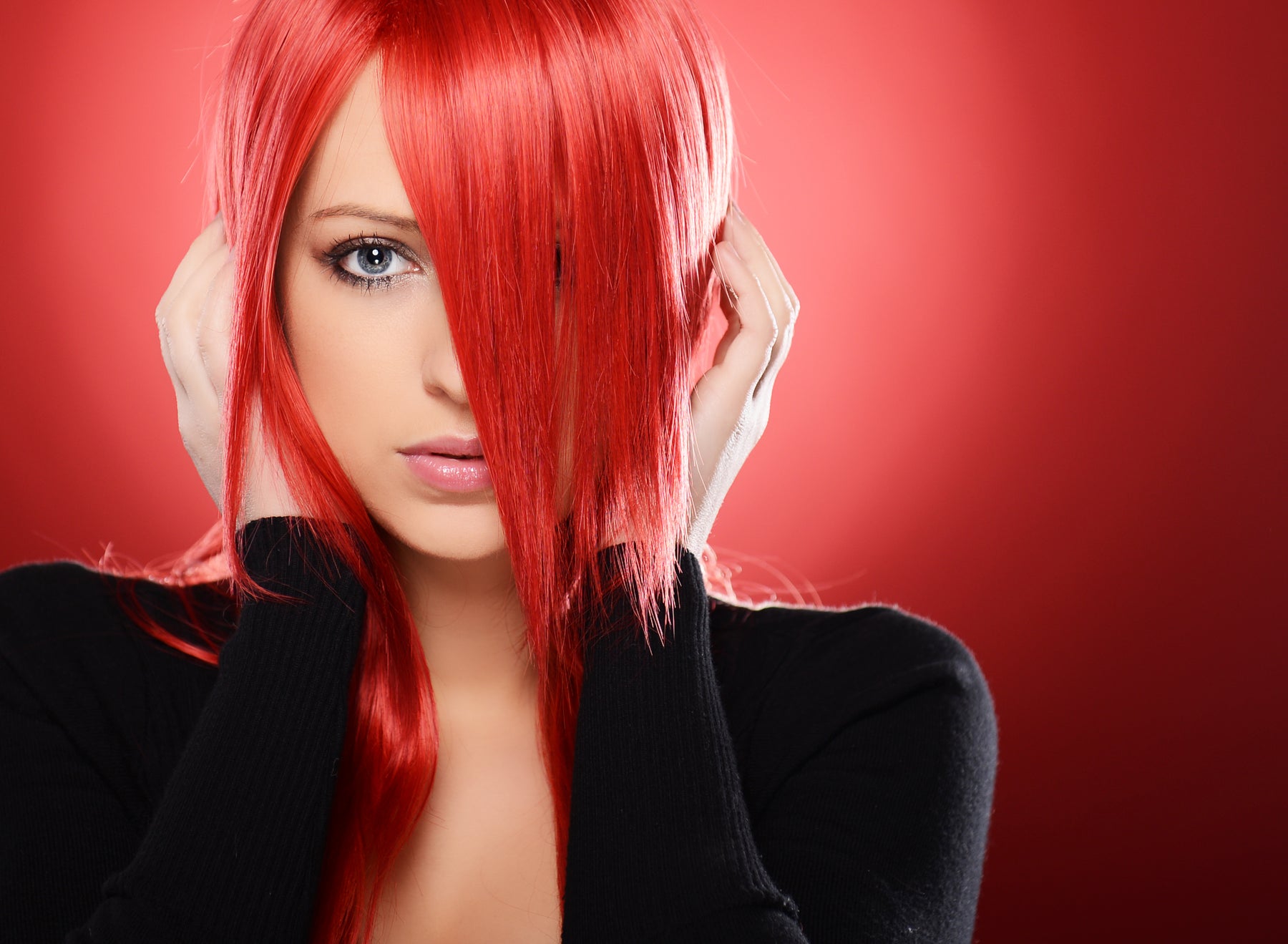 Shampoo con tinte natural para teñir el cabello y las canas color rojo brillante 